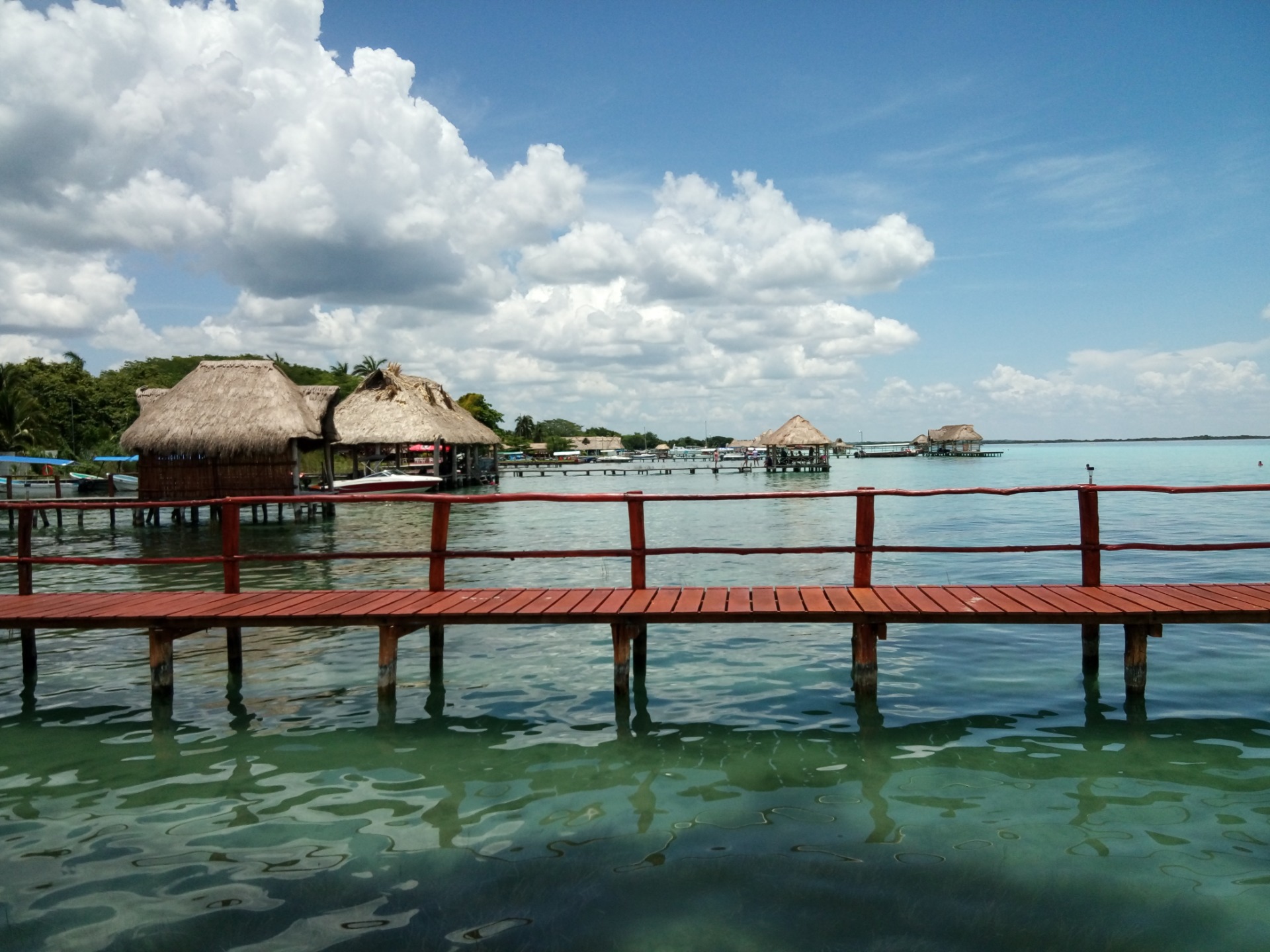 Cabañas sobre la laguna