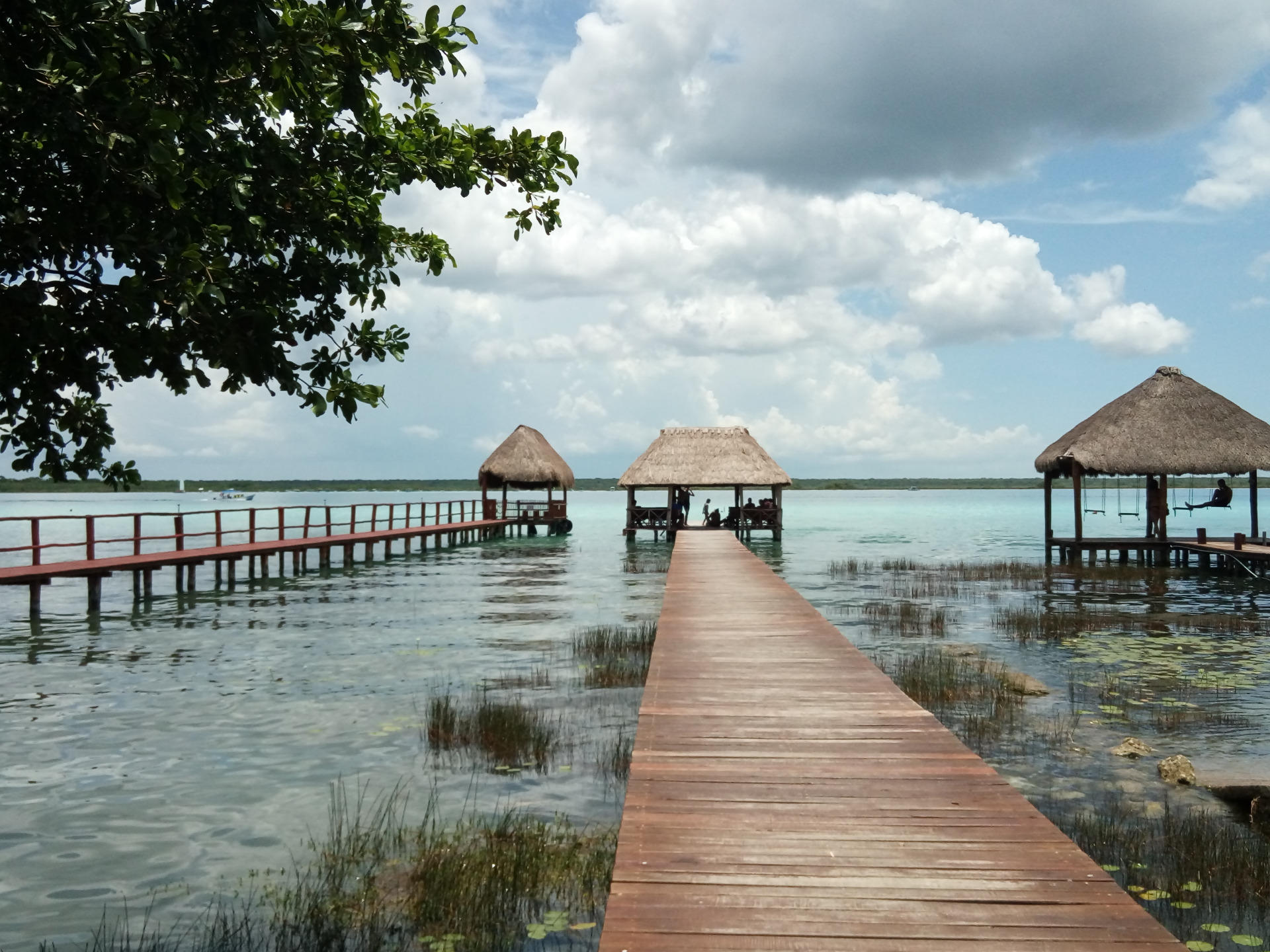 Muelles y cabañas de acceso al baño